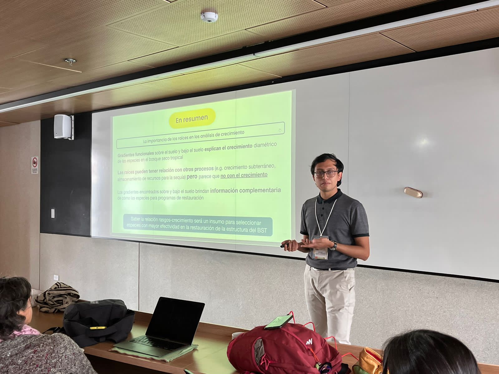 Juan presentando sobre rasgos y su relacion con el crecimiento